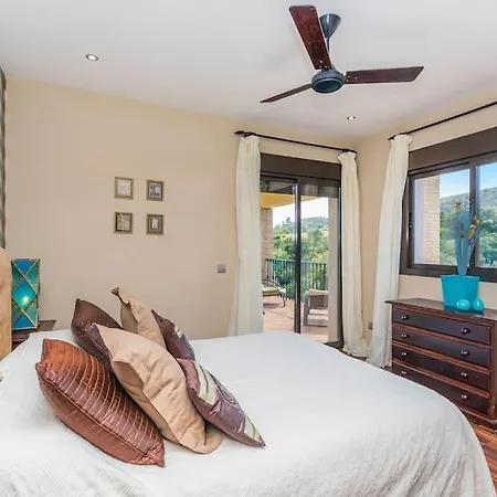 Peaceful 3 Bedroom With Infinity Pool Marbella