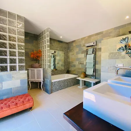 Peaceful 3 Bedroom With Infinity Pool Marbella
